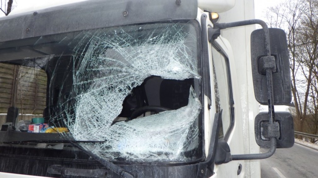 Șofer profesionist, rănit grav de o bucată de gheață desprinsă de pe prelata altui camion
