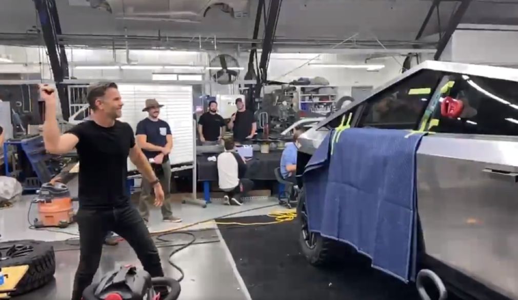 Armata SUA cumpără camionete Tesla ca să tragă cu rachete în ele