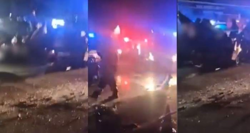 VIDEO. O persoană a murit pe loc după ce o mașină s-a izbit cu putere de camion