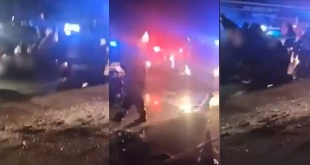 VIDEO. O persoană a murit pe loc după ce o mașină s-a izbit cu putere de camion