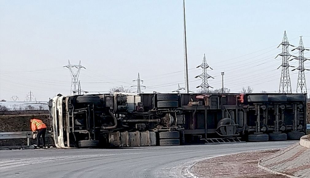 Galați. Un camion s-a răsturnat în sensul giratoriu