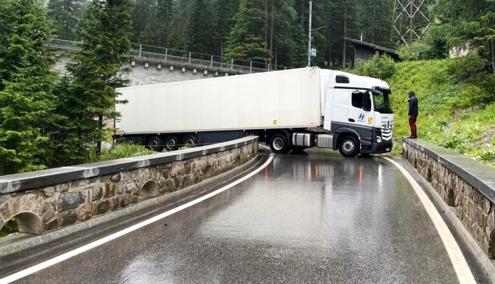 Elveția. Un șofer profesionist, "trădat" de GPS, a rămas cu camionul blocat
