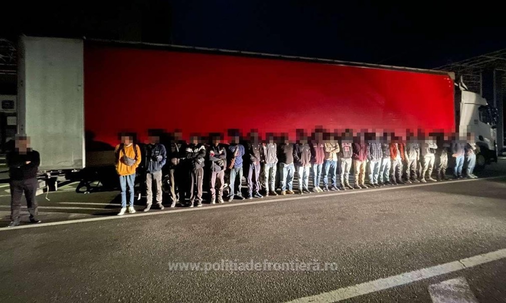 26 de migranți găsiți într-un camion cu aluminiu