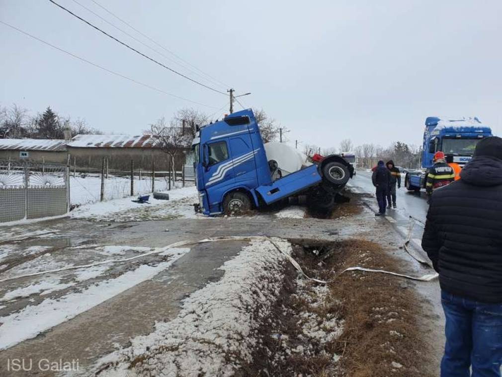 Autocisternă cu 24 de tone de motorină răsturnată pe DN 25