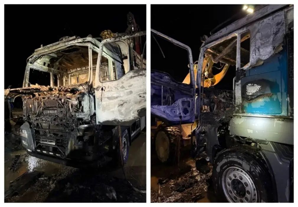 Un camion încărcat cu lemne a luat foc în curtea unei firme