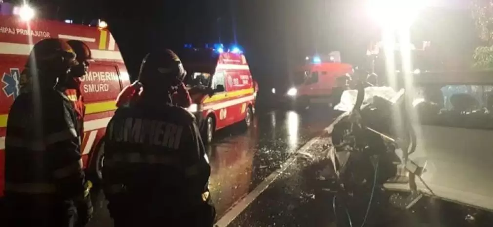 Un bărbat prins între camion și remorcă a murit