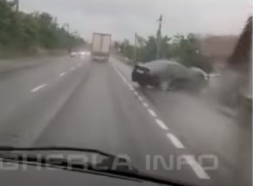 VIDEO După ce a avut mai multe tentative de a depăși un camion s-a izbit de un parapet