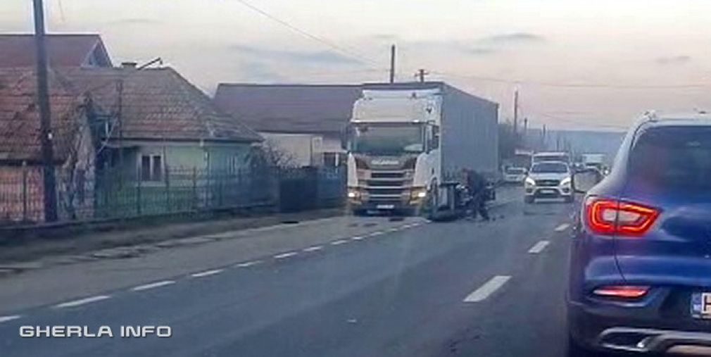 Un camion a lovit un autoturism. Au ieșit în decor