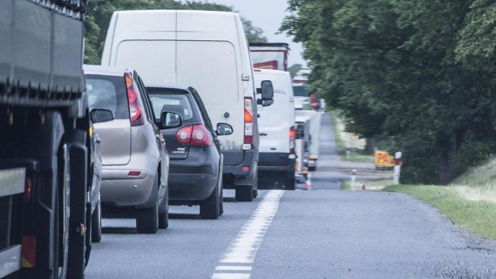 Trafic blocat după răsturnarea unui camion încărcat cu pepeni