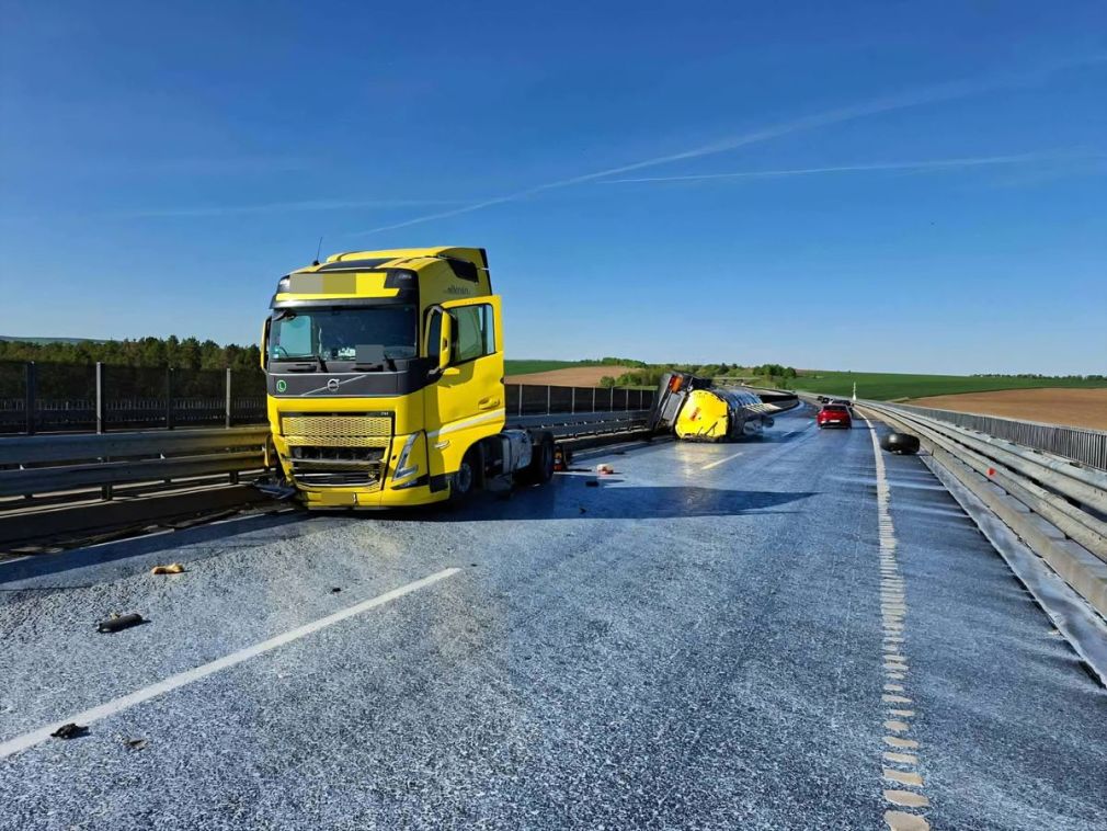 Autostradă inundată de lapte: 25.000 de litri s-au vărsat după ce un camion s-a răsturnat