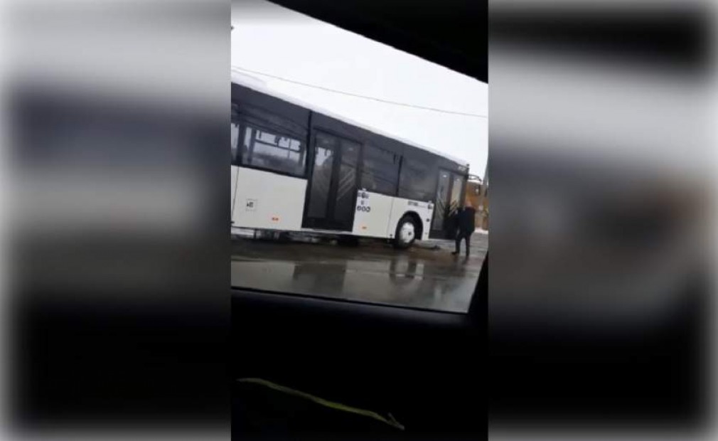 VIDEO: Accident cu șoferul care fuge după propriul autobuz