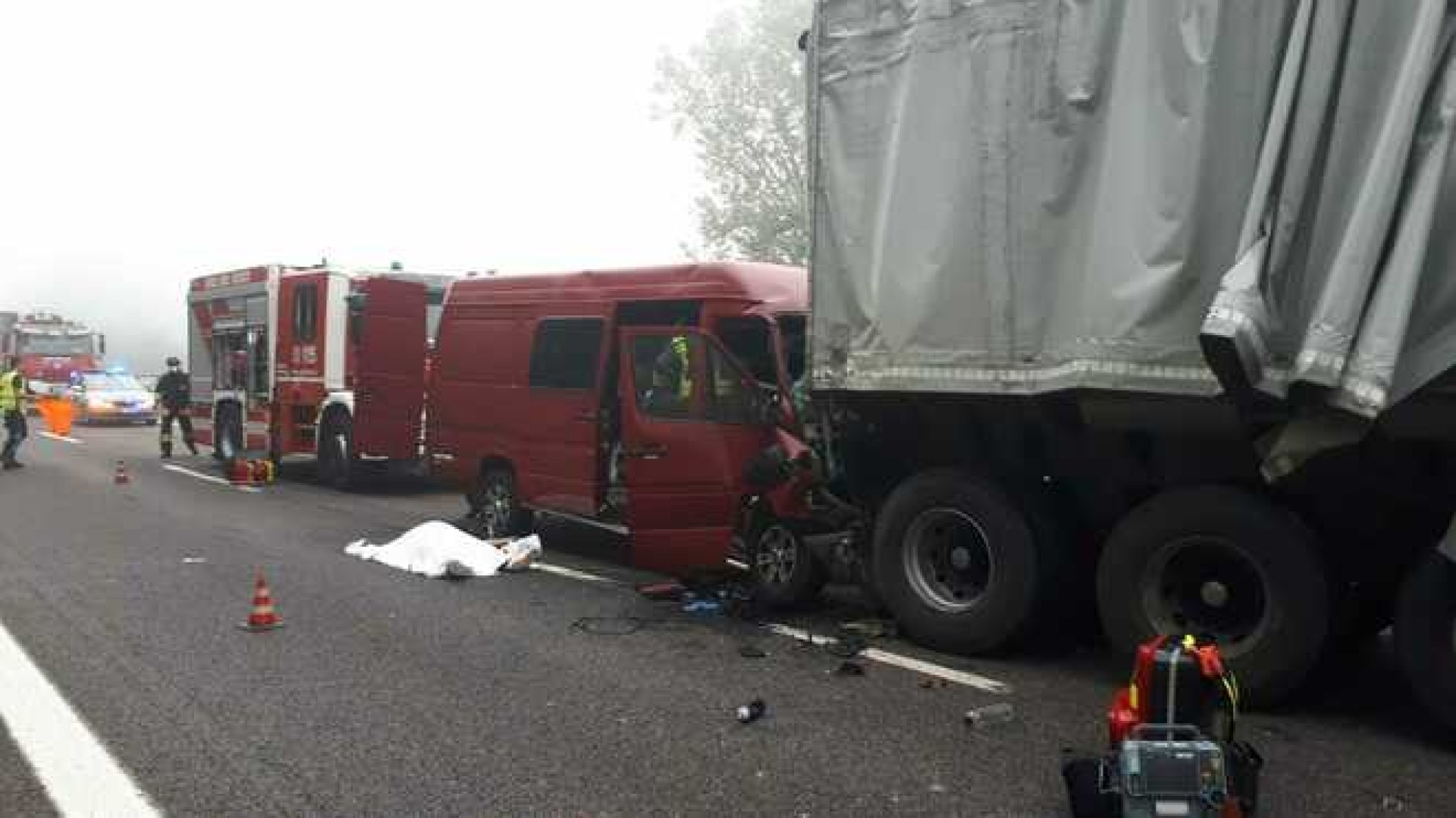 Un român mort și alți trei răniți în Italia într-un accident rutier între un camion și o dubă
