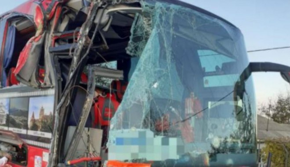 Un autocar cu 26 de pasageri a lovit un camion în spate
