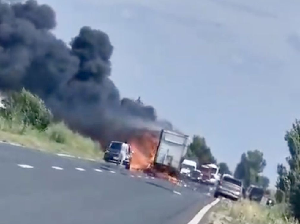 Un camion cu ulei a luat foc. Circulația e blocată