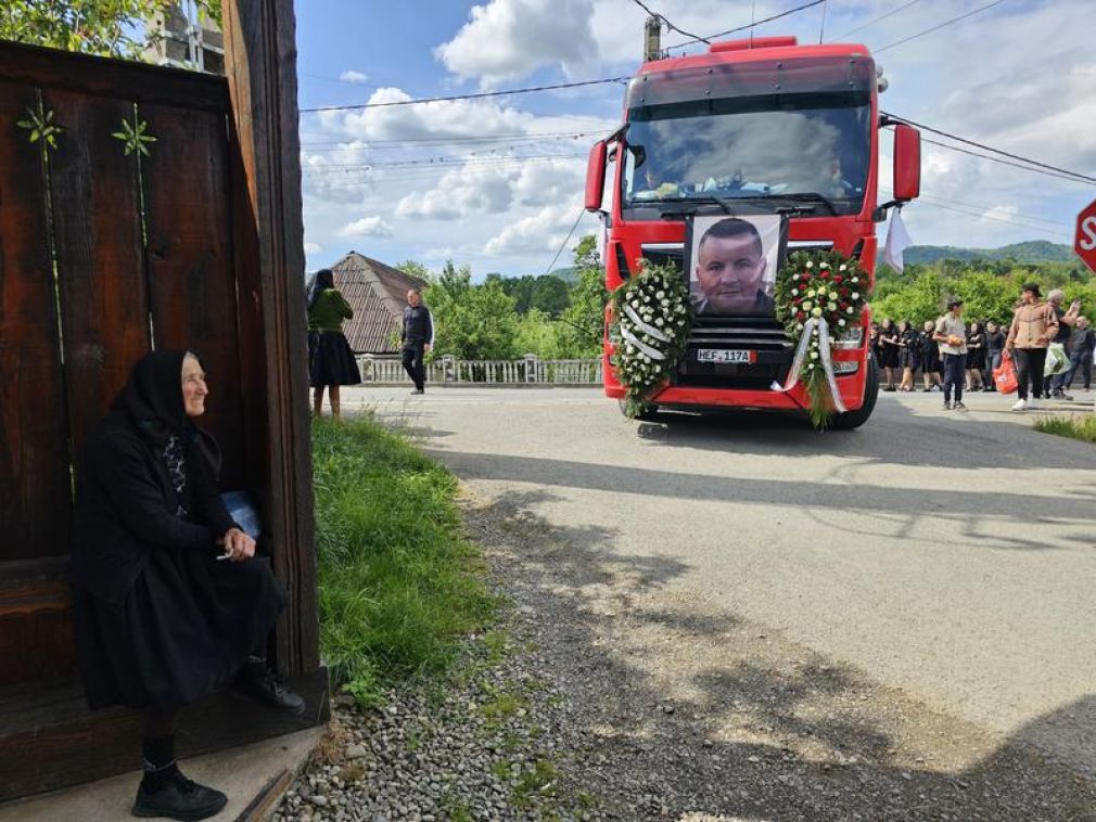 Șoferul român de camion ucis cu un capac de canal, victima traficanților de droguri?