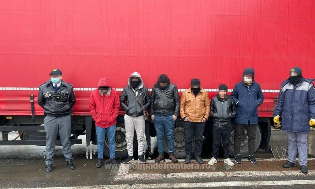 Şase sirieni găsiţi la Vama Giurgiu într-un camion care transporta frigidere