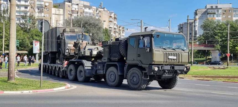 Transport agabaritic militar a rupt reţeaua electrică la Arad
