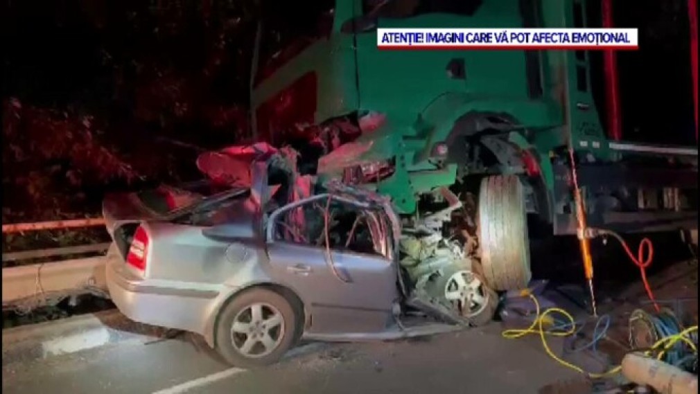 VIDEO. Un bărbat și-a pierdut viața după ce mașina sa a intrat sub un camion care venea din sens opus