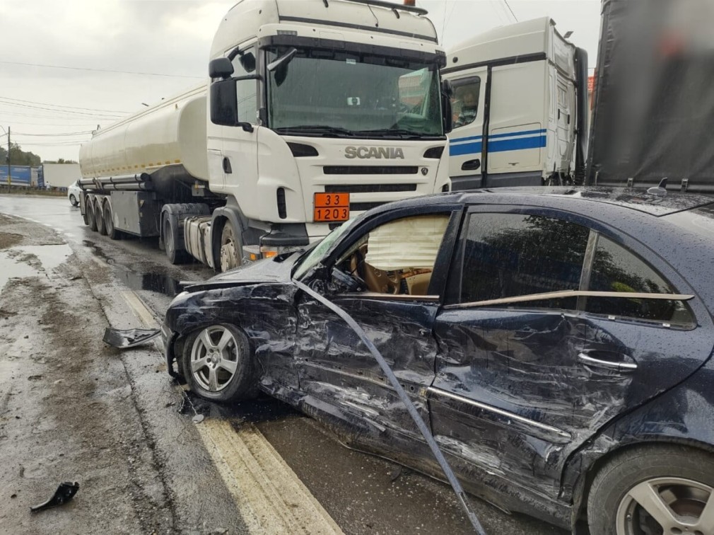 O femeie a fost rănită după o coliziune între două camioane și un autoturism