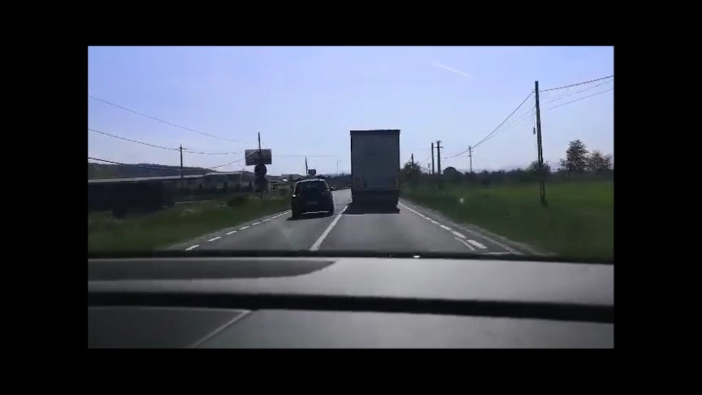 VIDEO. A depășit un camion pe linie continuă și a rămas pe contransens