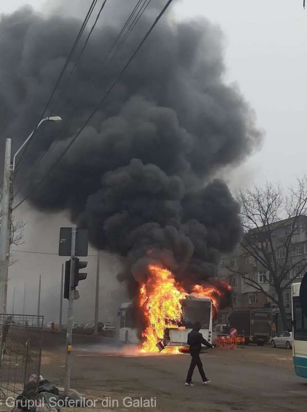 Un autobuz a ars în totalitate pe o stradă din Galați; cei 25 de călători s-au autoevacuat