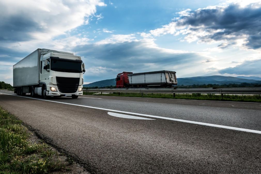 Efectele caniculei: stratul de asfalt s-a umflat și a crăpat pe o autostradă