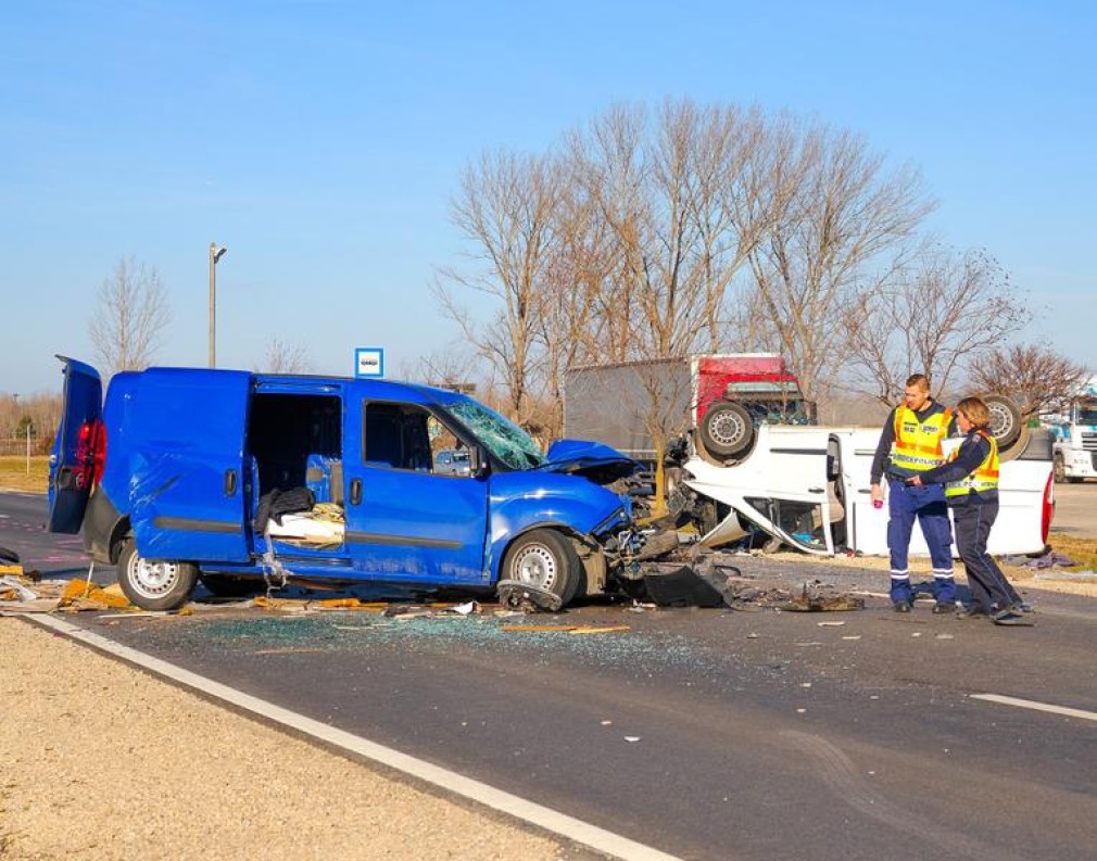 Șofer român, mort după ce microbuzul său s-a ciocnit cu o mașină de pompe funebre