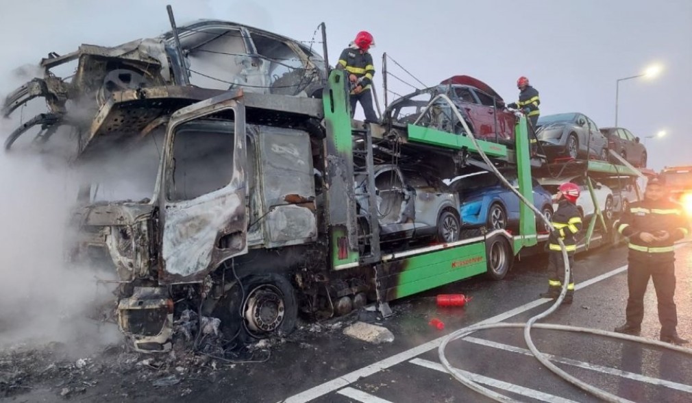 VIDEO. Un camion încărcat cu opt autoturisme a ars ca o torţă pe drumul dintre Craiova şi Piteşti