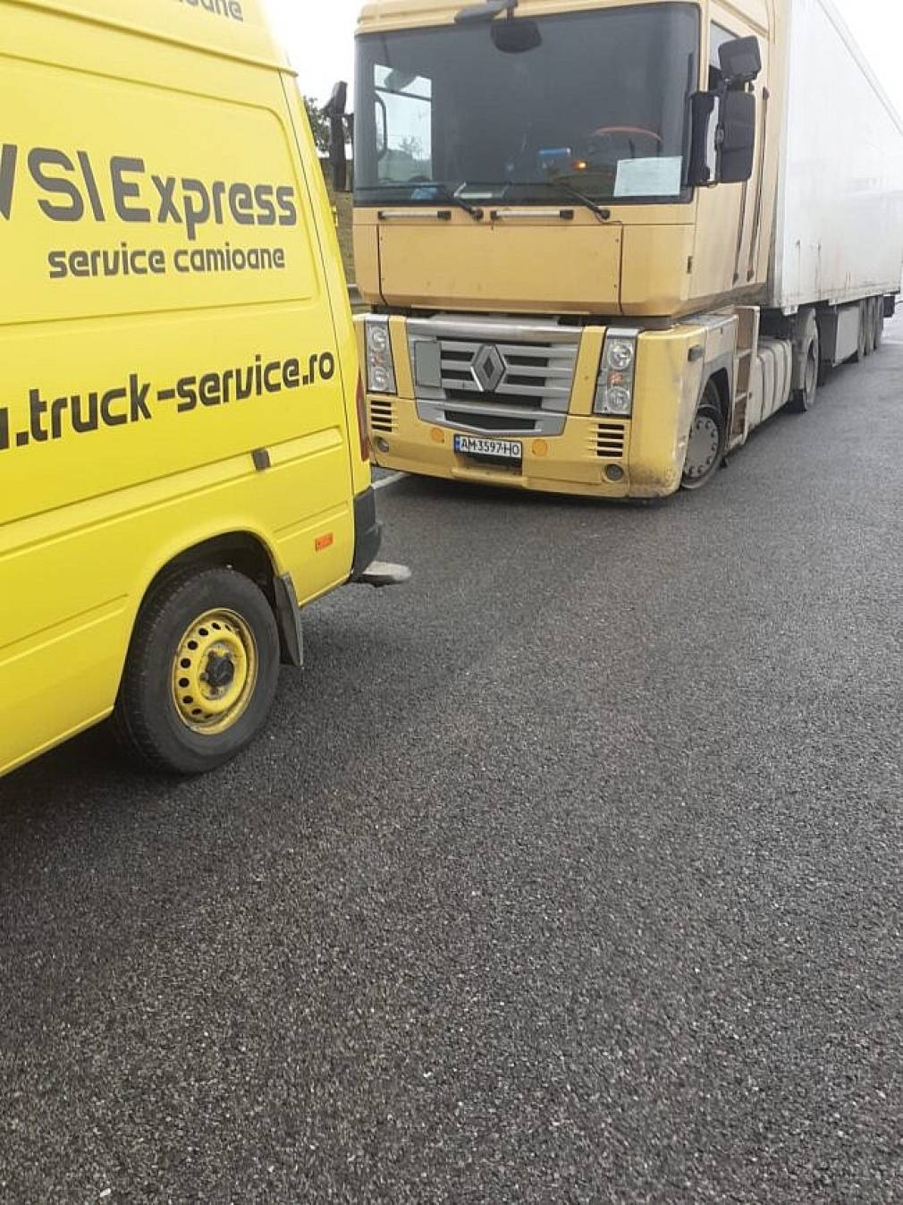 Un camion din Ucraina a derapat pe Centura Suceava