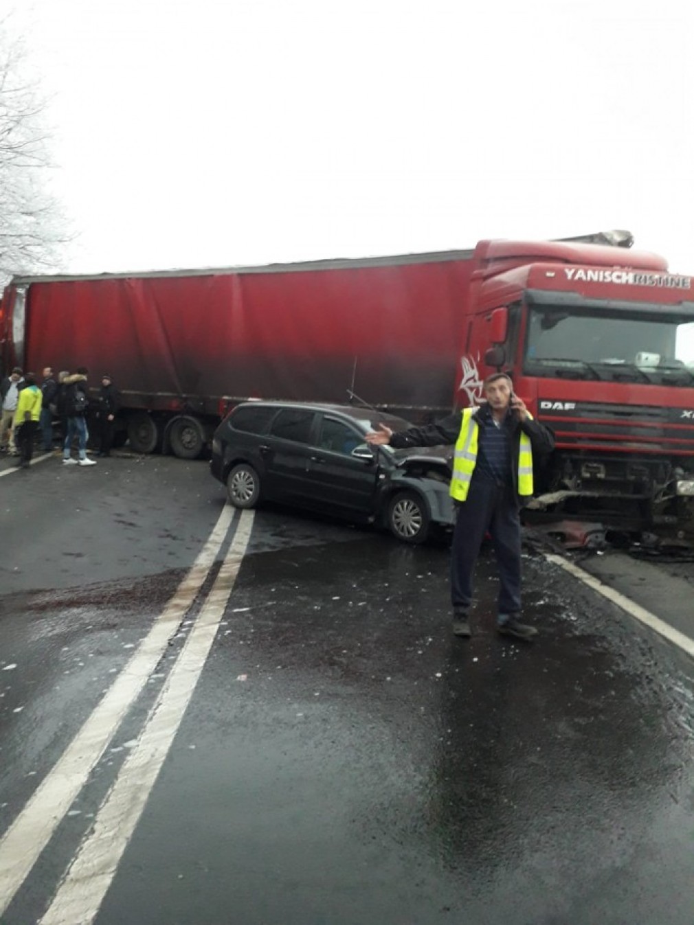 VIDEO. Un camion a izbit un autocar la Sibiu