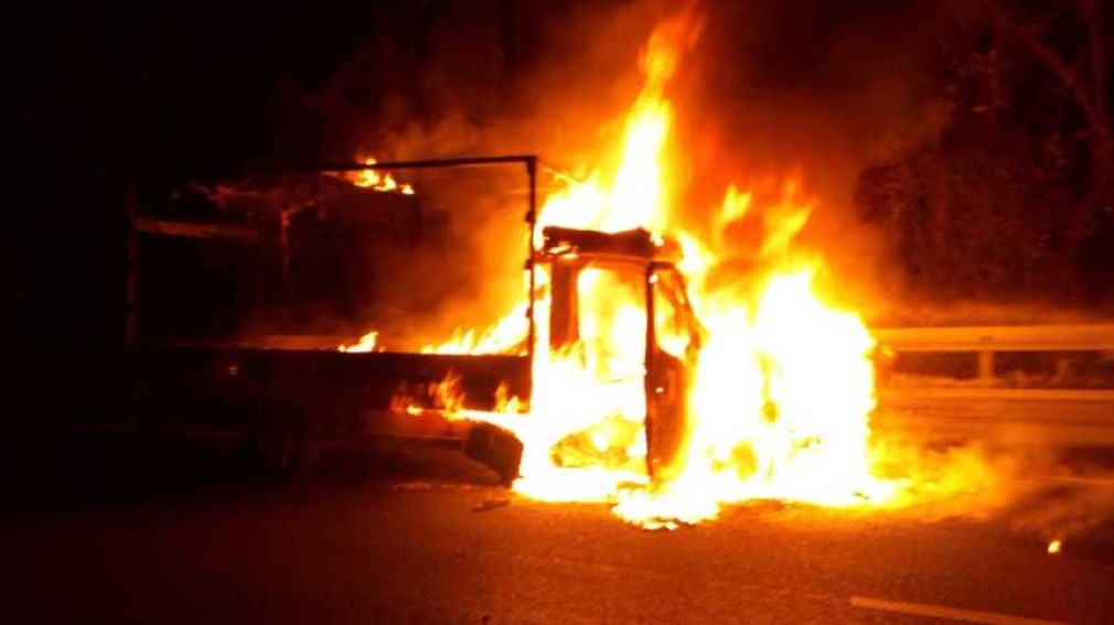 Un camion cu mobilă s-a făcut scrum după ce a luat foc în mers