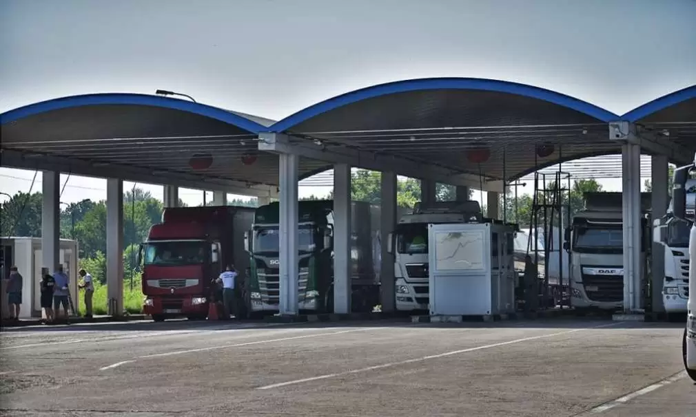 8 migranți găsiți ascunși într-un camion frigorific