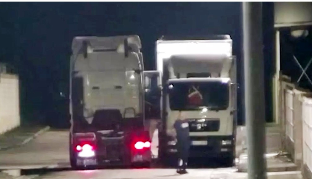 VIDEO: Spania. Șofer profesionist român, filmat când fura 2.200 de litri de motorină din alte camioane