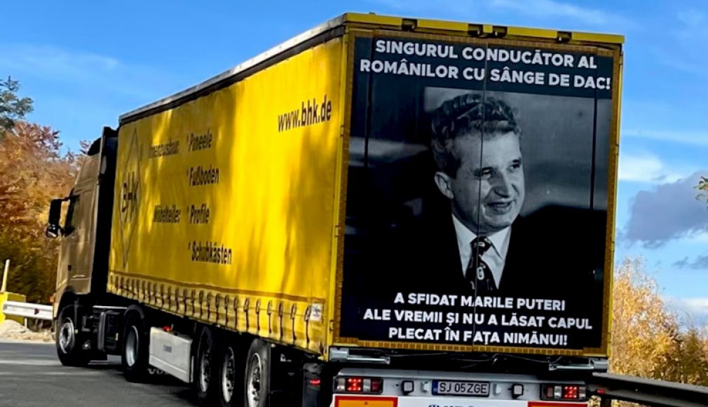 Imaginea lui Ceaușescu pe prelata unui camion: dosar penal pentru un șofer profesionist din Zalău