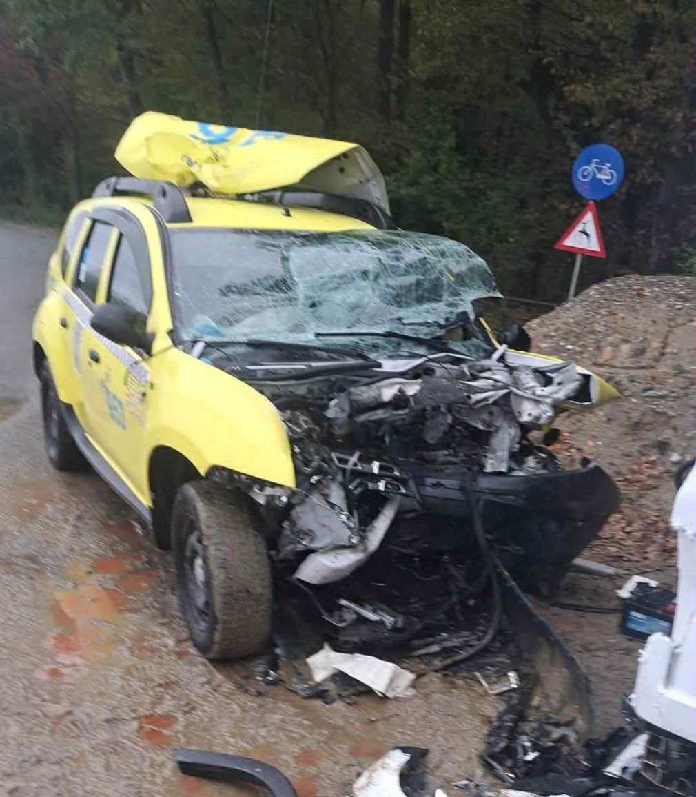 Un șofer de taxi și-a făcut mașina zob intrând în camion