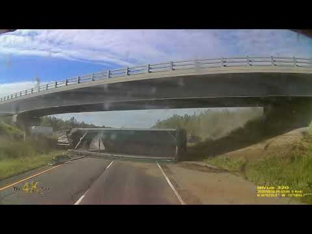 VIDEO. Un camion iese inexplicabil în decor, lovește un pilon de pod și se rostogolește pe carosabil