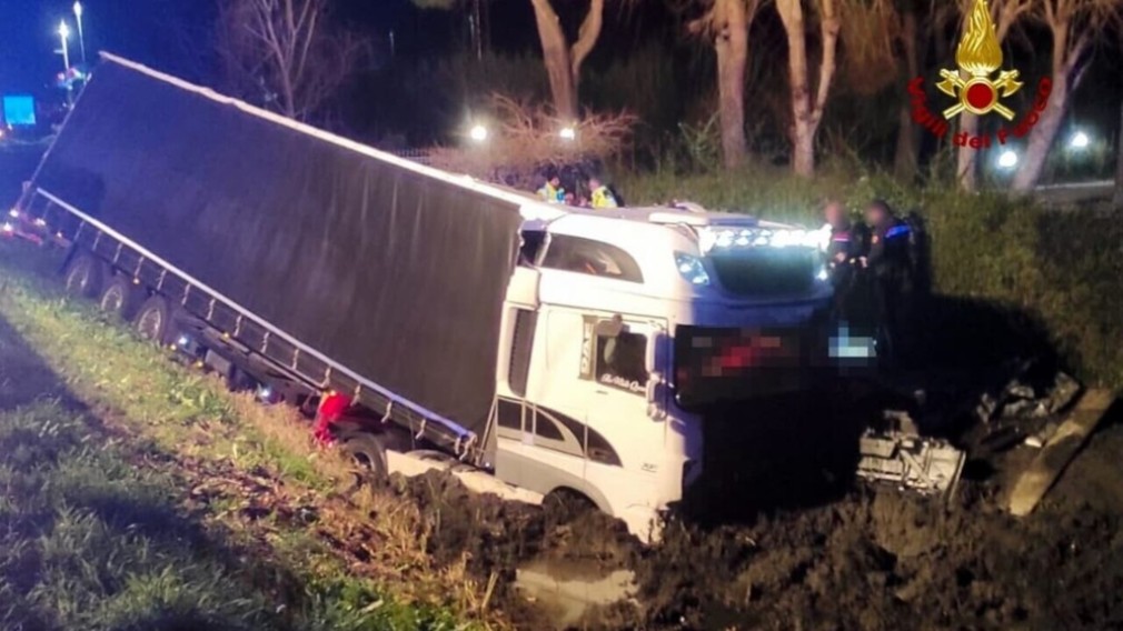 Șofer român de camion, mort străpuns de un indicator