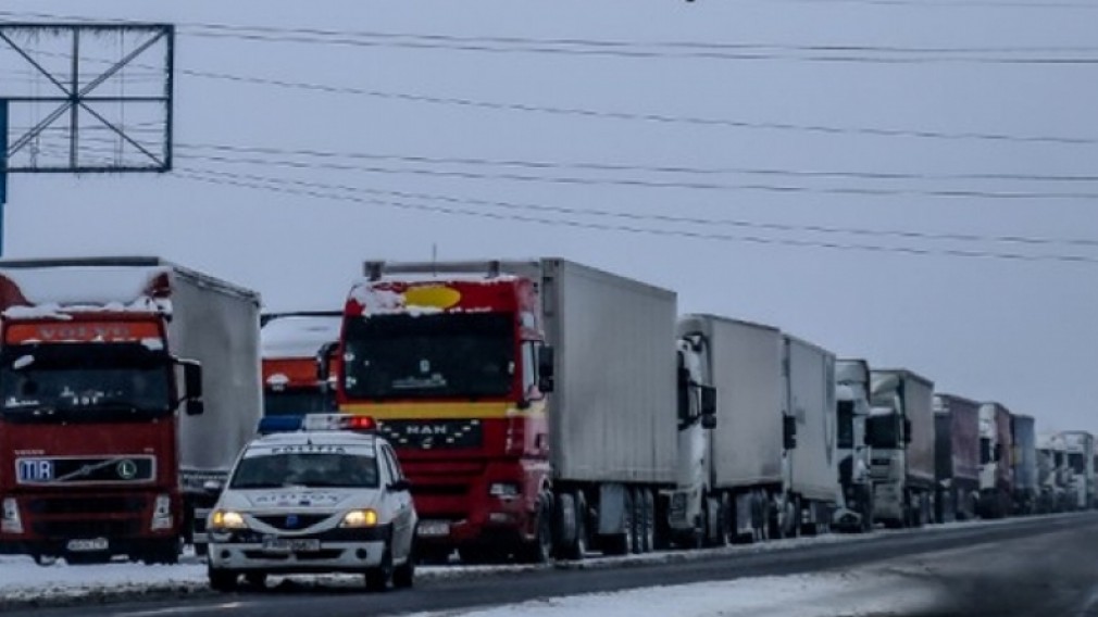 Coada de camioane care așteaptă  să iasă la vama Giurgiu are 8 kilometri