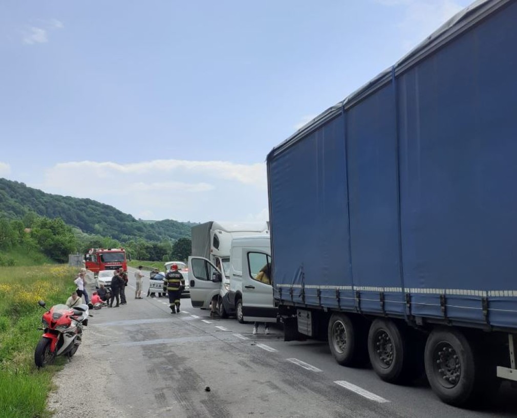 Coliziune între un camion, două autoutilitare și o motocicletă în Cluj