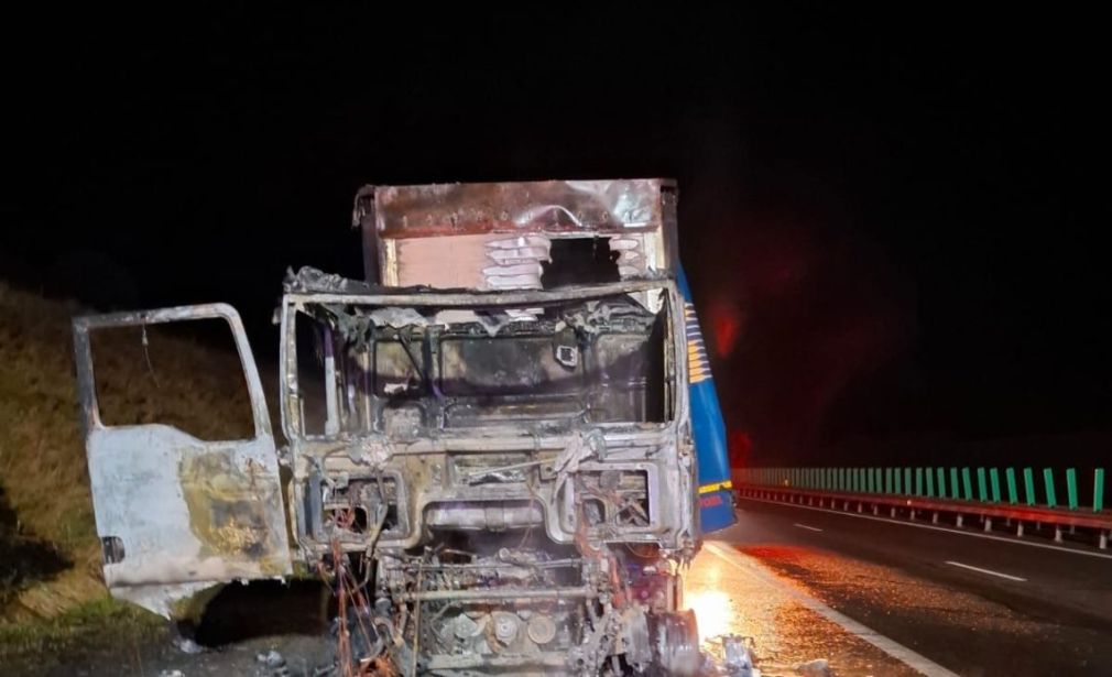 Defecțiune la motor. Un camion a ars complet