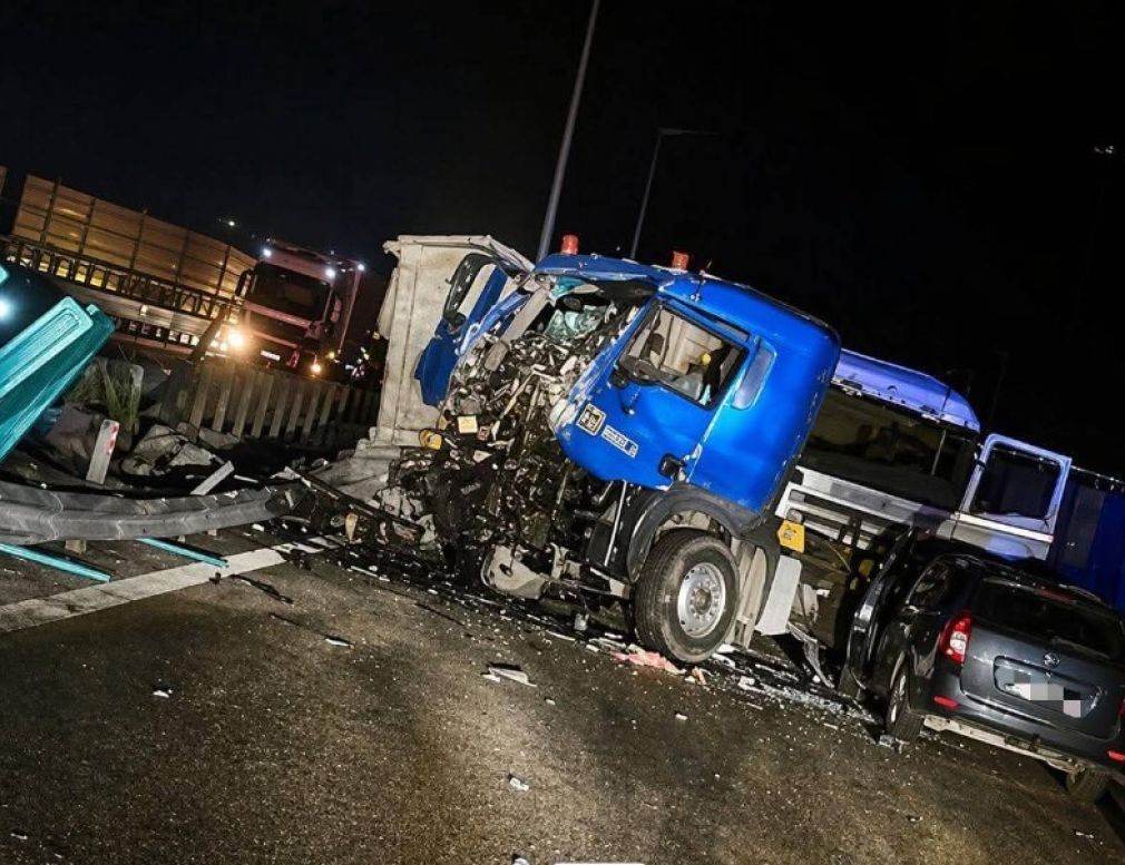 Camion, impact violent cu un autoturism