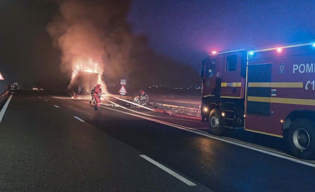 VIDEO Remorca unui camion a luat foc pe autostradă