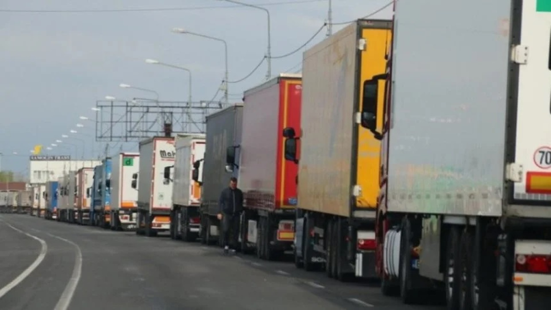 VIDEO. Șoferii de camion așteaptă 7-8 zile pentru a intra în țară din Ucraina