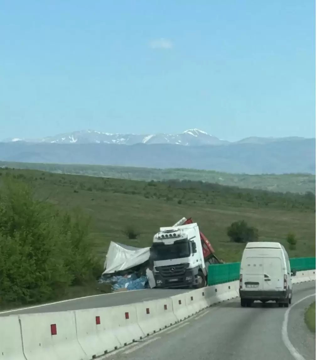 Un camion s-a răsturnat. I-a fugit remorca