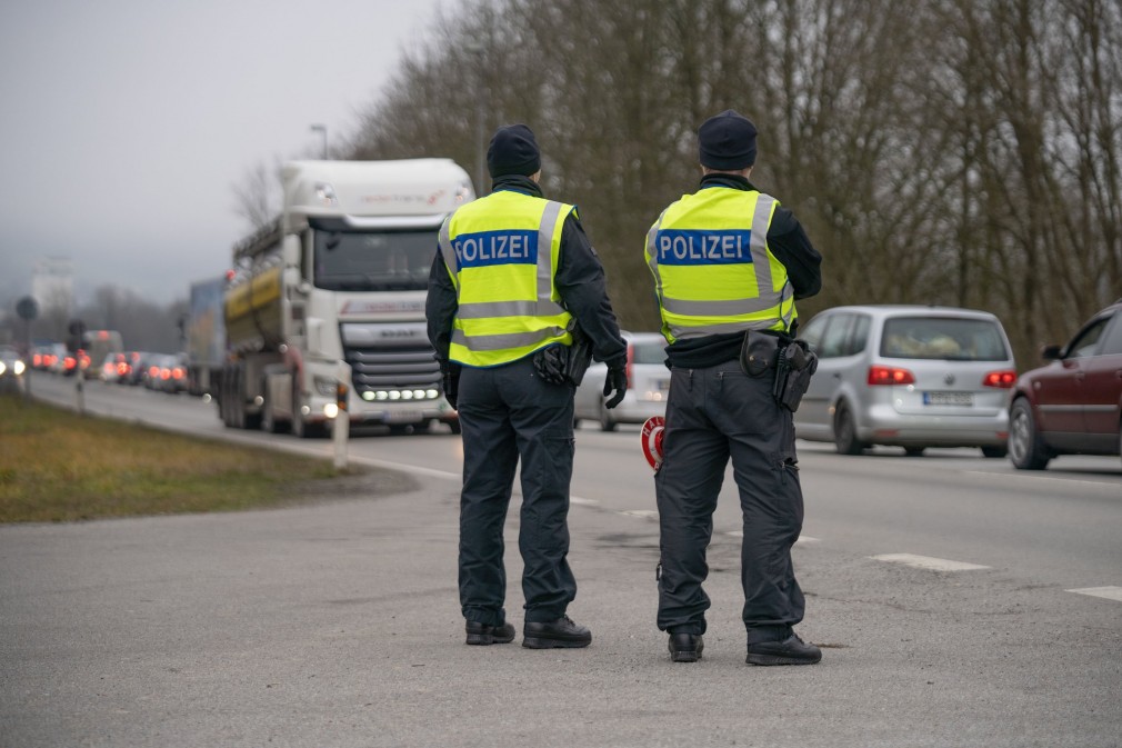 Poliția germană caută un șofer român de CAMION care a accidentat o femeie și a fugit