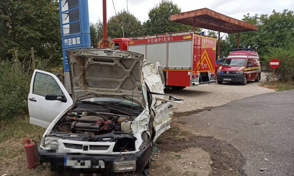 Doi răniți după ciocnirea dintre un camion și un autoturism