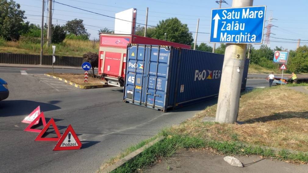 Un camion și-a pierdut încărcătura. Container pe carosabil!