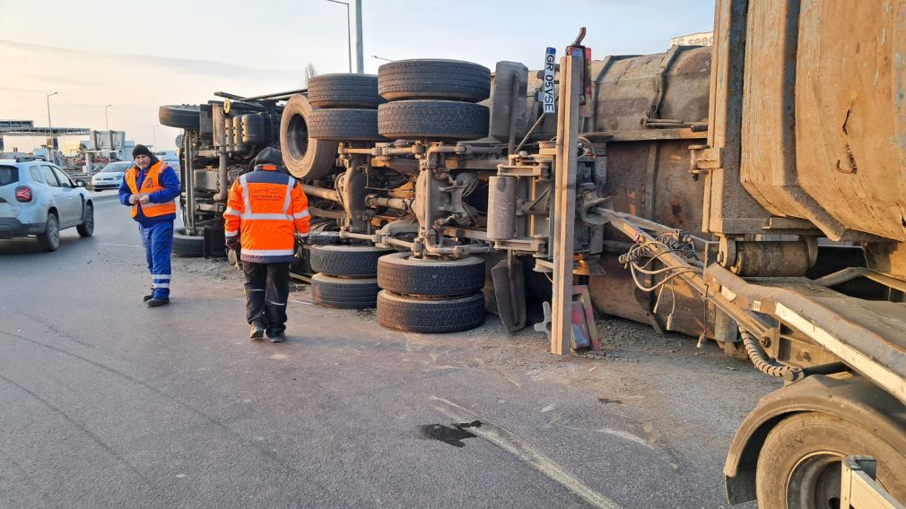 Camion cu fier vechi, căzut pe Centura Brașov