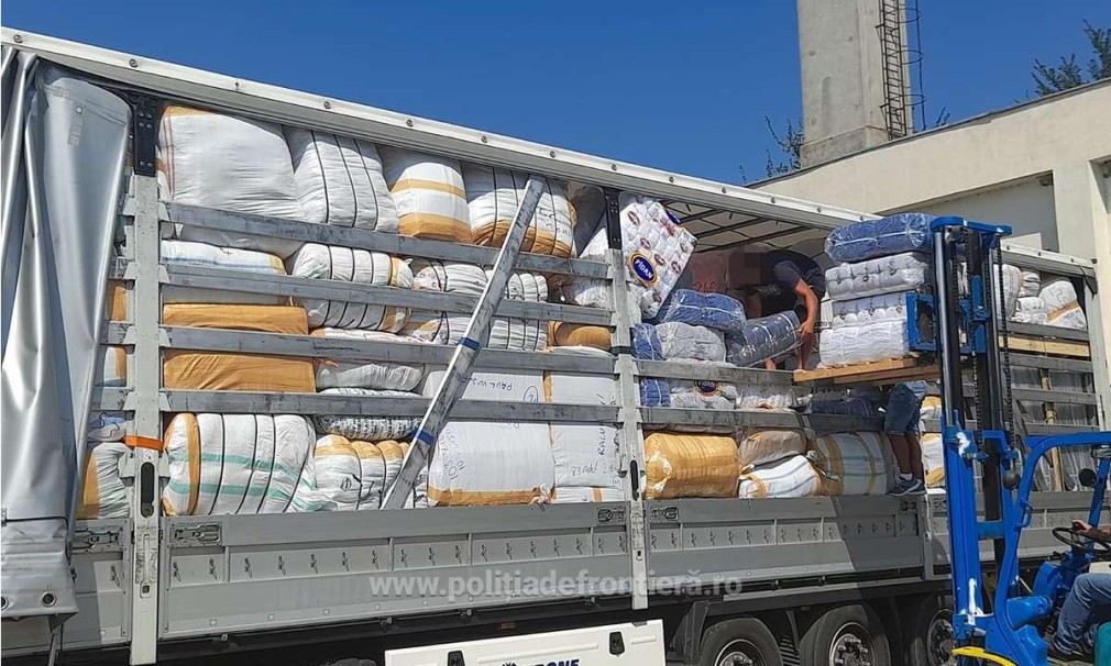 Camion cu bunuri contrafăcute, estimate la o valoare de 146.000 lei