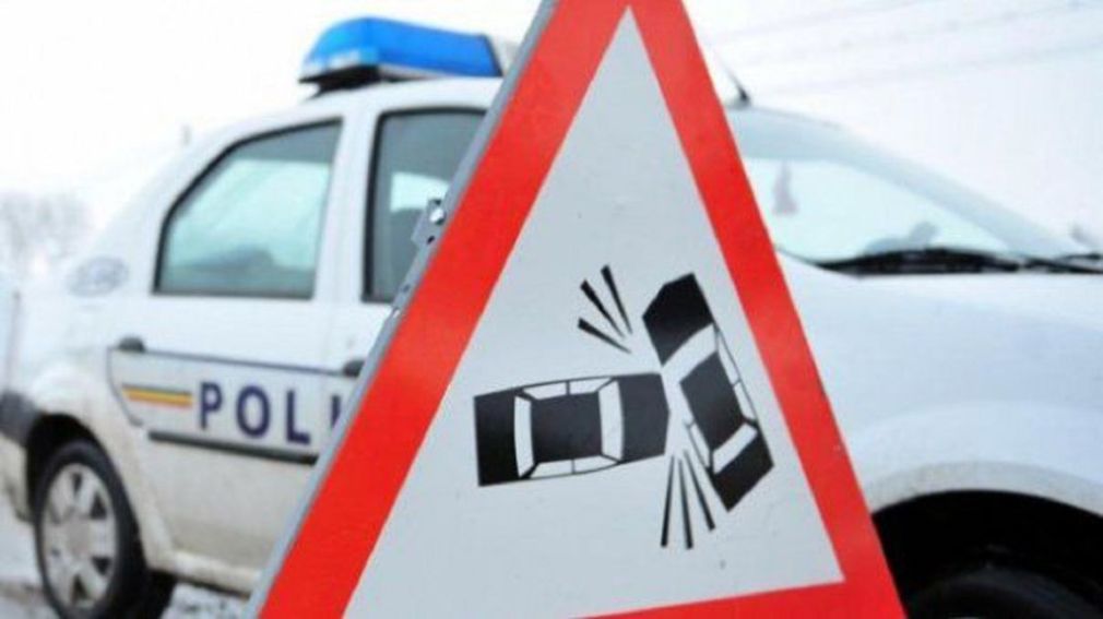 Accident între o ambulanță și un camion de salubritate